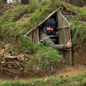 Building complete and warm survival shelter | Bushcraft earth hut, grass roof & fireplace with clay