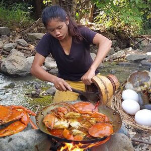 Big crabs curry spicy delicious with duck eggs for dinner - Survival cooking in forest