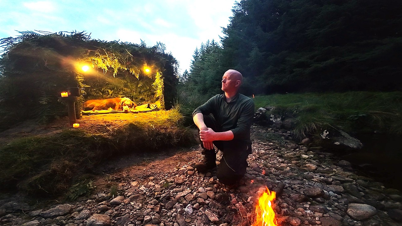 Building a fast survival shelter on a river bank using bushcraft techniques